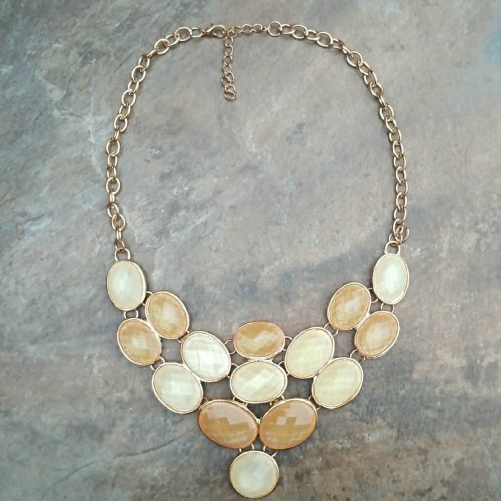 FACETED LUCITE STONES STATEMENT NECKLACE NEAUTRALS